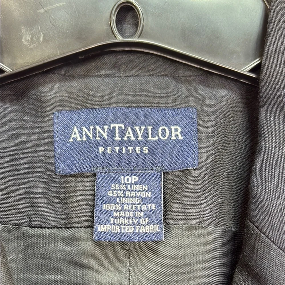 🐊 Ann Taylor linen blend four button Blazer